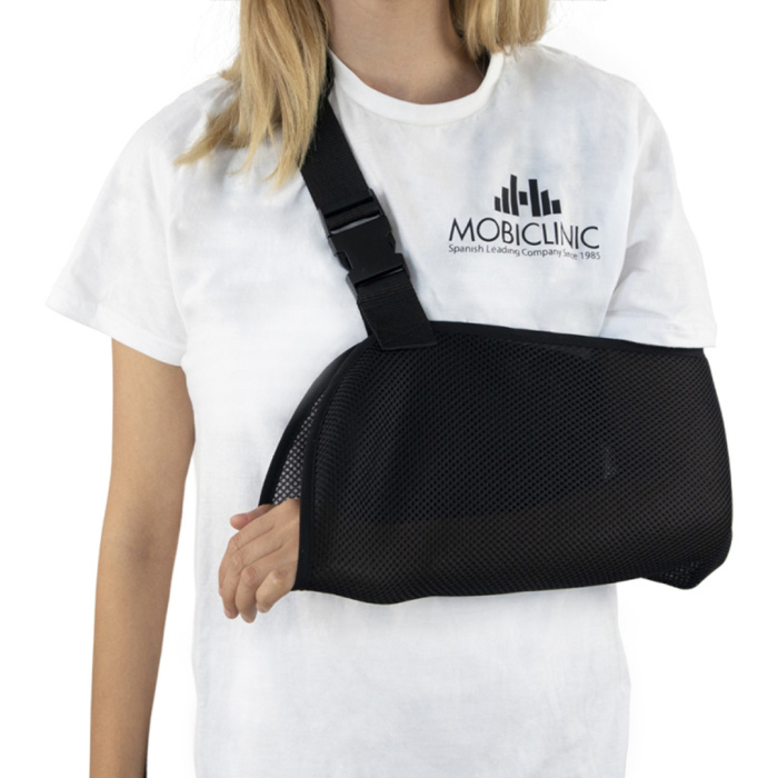 Este cabestrillo es un dispositivo que sirve para contener y estabilizar la articulación escápula- humeral. Es cómodo de llevar, ya que está fabricado con un tejido técnico en panel en 3D proporcionando así al usuario una sensación cómoda, ligera y transpirable.