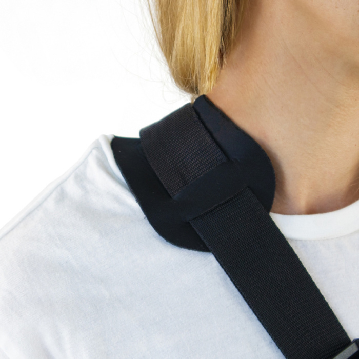 Este cabestrillo es un dispositivo que sirve para contener y estabilizar la articulación escápula- humeral. Es cómodo de llevar, ya que está fabricado con un tejido técnico en panel en 3D proporcionando así al usuario una sensación cómoda, ligera y transpirable.